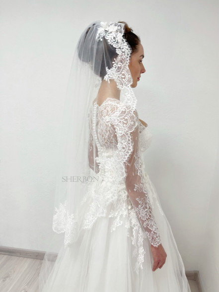 KRISTINA scalloped lace trim veil in white