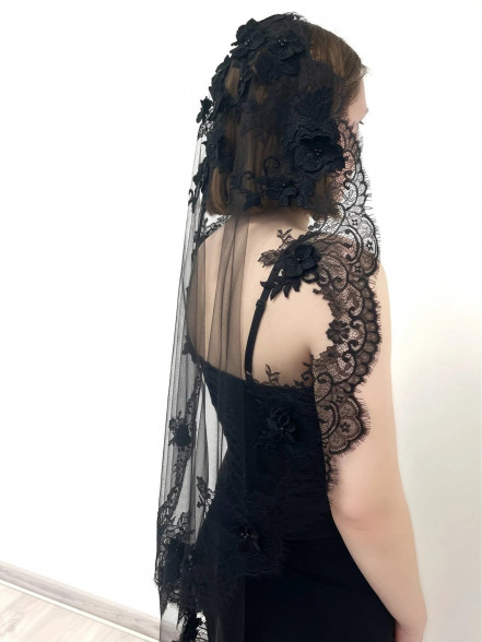 KRISTINA scalloped lace trim veil in black